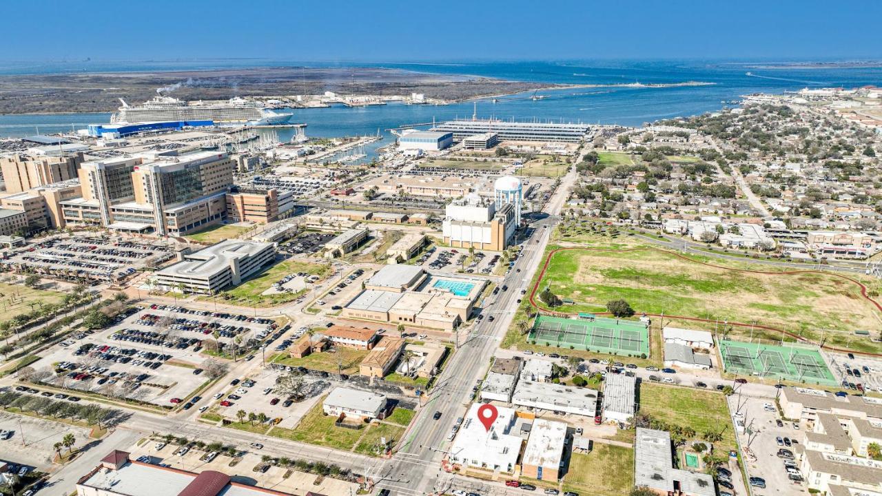 Tropical Springs Studio Apartment Two Queen Beds Galveston Extérieur photo